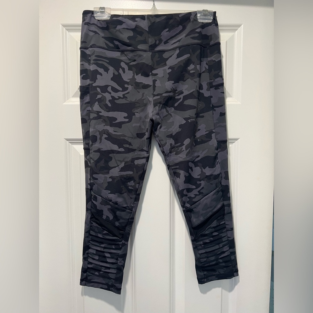 CVG Camo Print Leggings 
Women’s size Large
Capri 
Mesh detail
